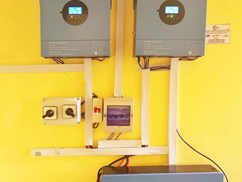2つの5kWオフグリッドインバーター + 10kWhリチウムバッテリーは、高効率の家庭外オフグリッドシステムを構築します